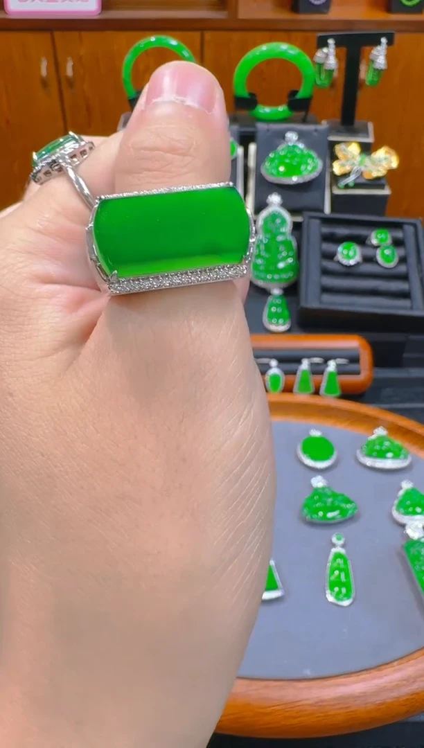 【闪购商品】翡翠戒指18K金镶嵌天然A货翡翠