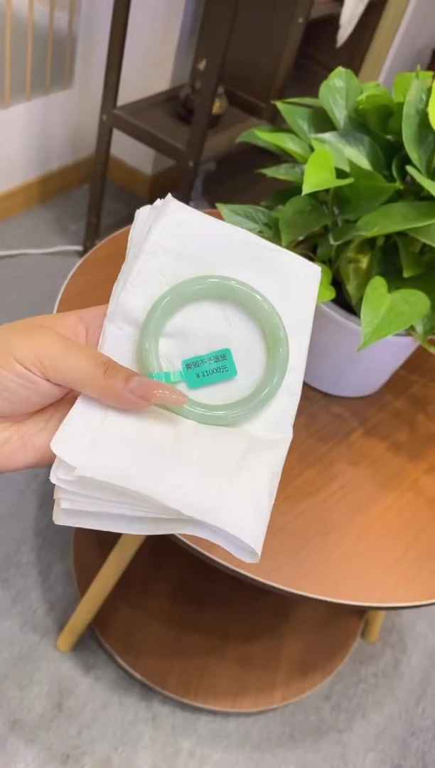 翡翠手镯未镶嵌多人01656