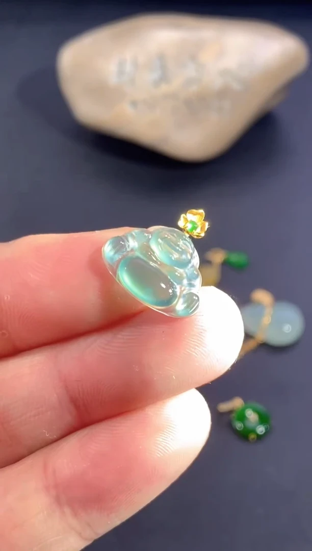 颈饰18K金镶嵌翡翠