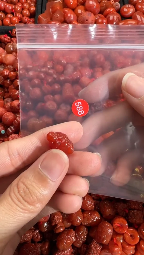 南红玛瑙未镶嵌颈饰1