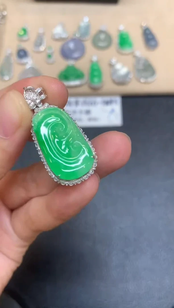 颈饰18K金镶嵌翡翠如意【无服务费【48小时鉴赏期】