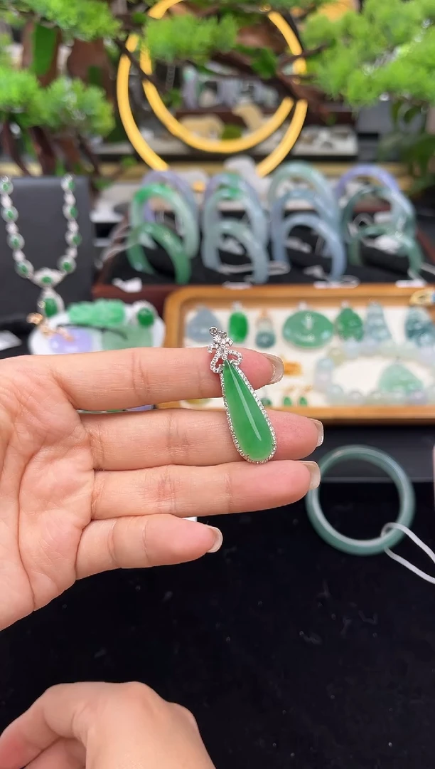 颈饰18K金镶嵌翡翠吊坠