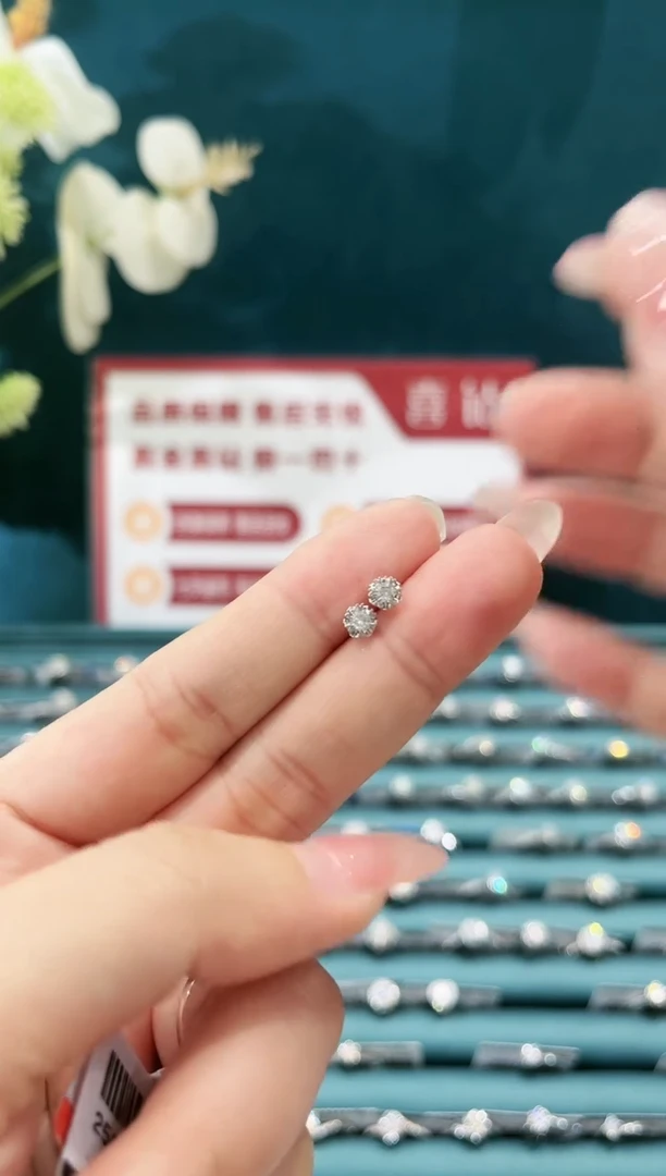 耳饰18K金镶嵌钻石共15分/一对/雪花耳饰