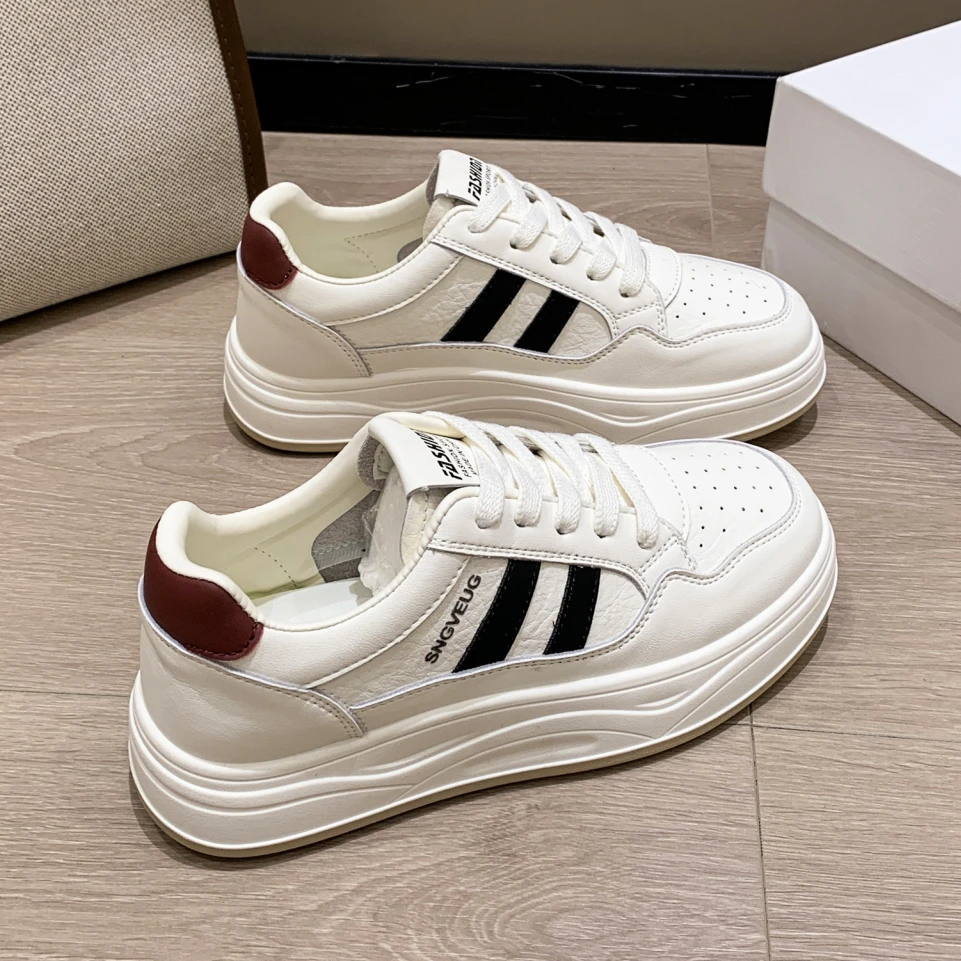 舒服不累脚小白鞋女2025今年流行爆款上班鞋子平底休闲板鞋显脚小