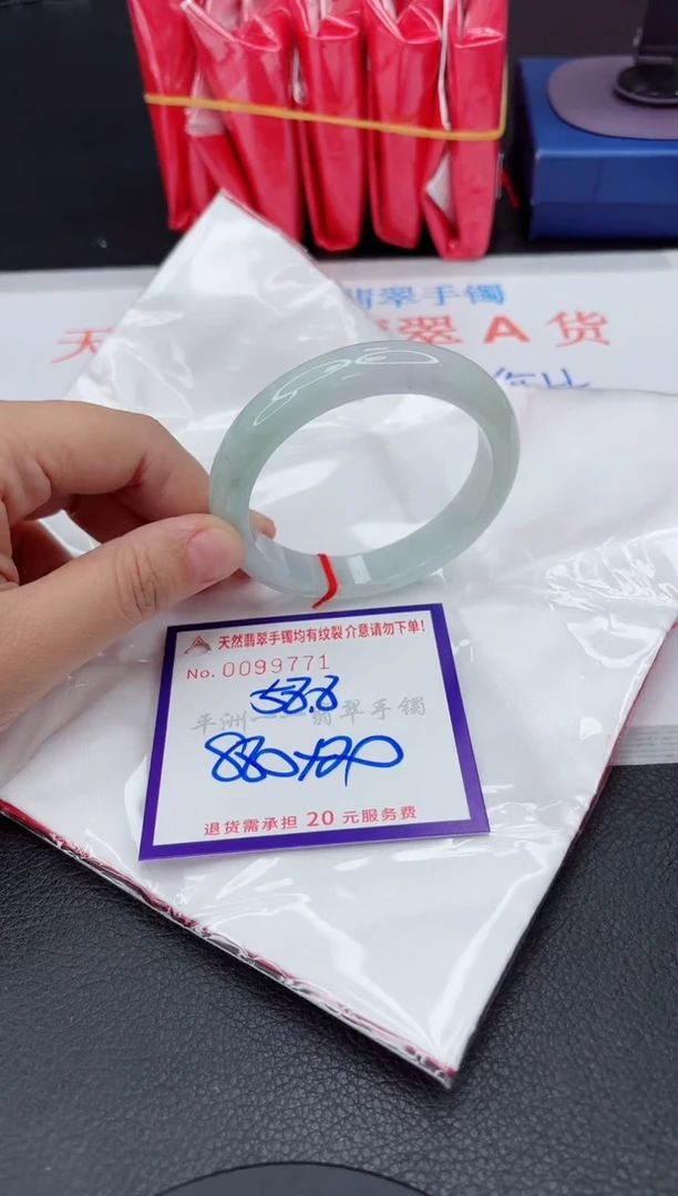 翡翠手镯未镶嵌1