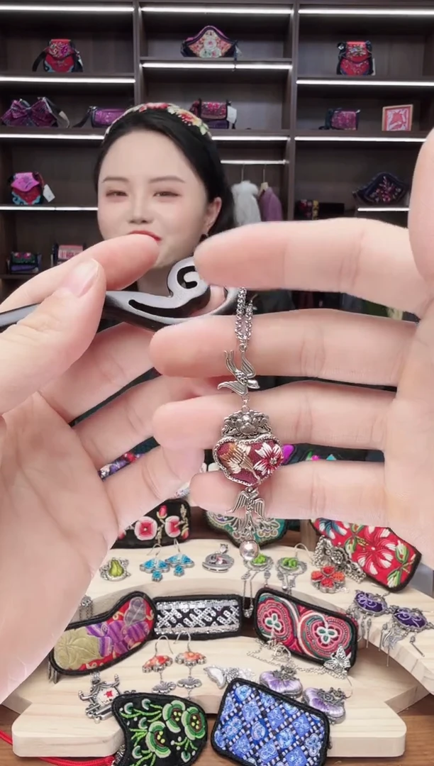 织绣4蒙阿苏苗绣传承店