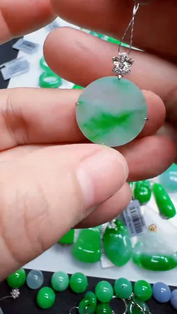 颈饰18K金镶嵌翡翠圆牌