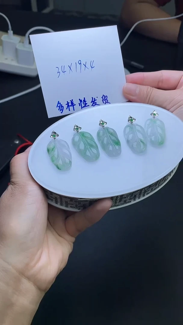 颈饰18K金镶嵌翡翠翡翠叶子