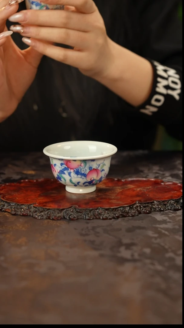 青花手绘桃子主人杯