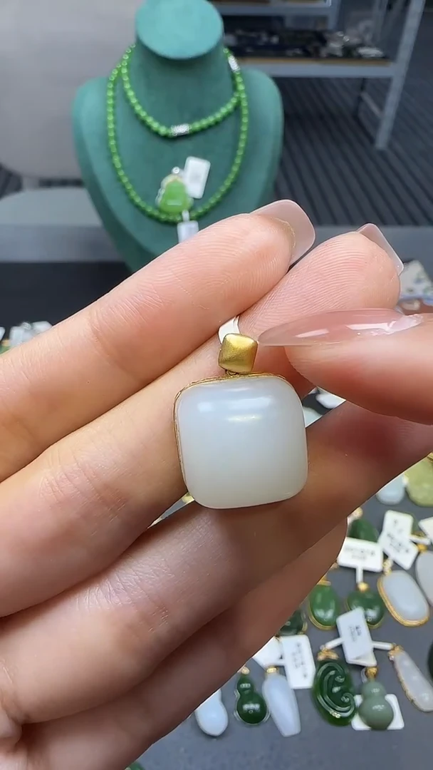 18K金镶嵌和田玉挂件1