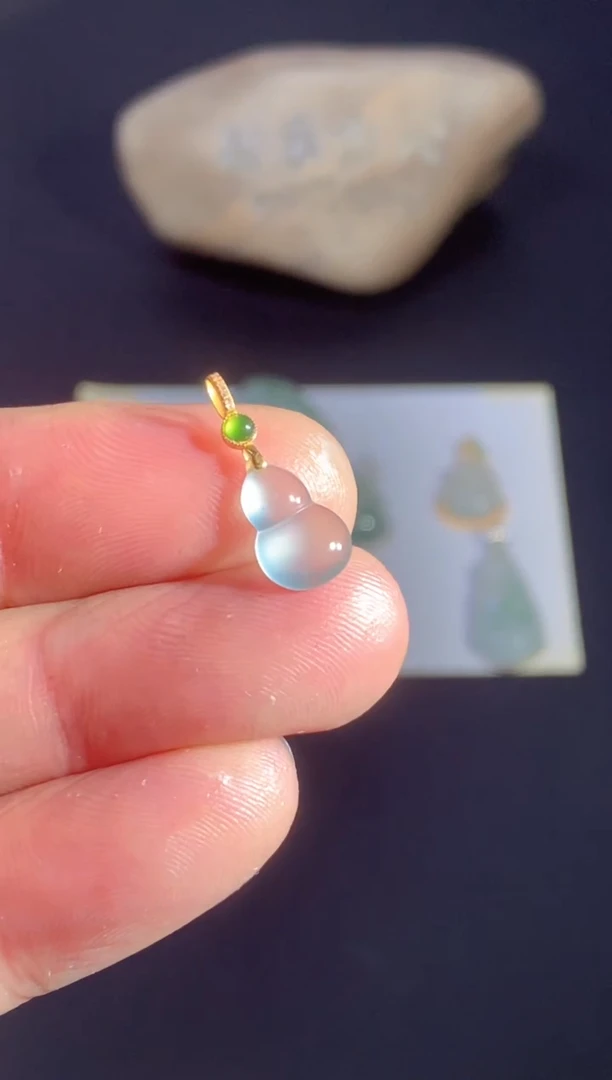 颈饰18K金镶嵌翡翠