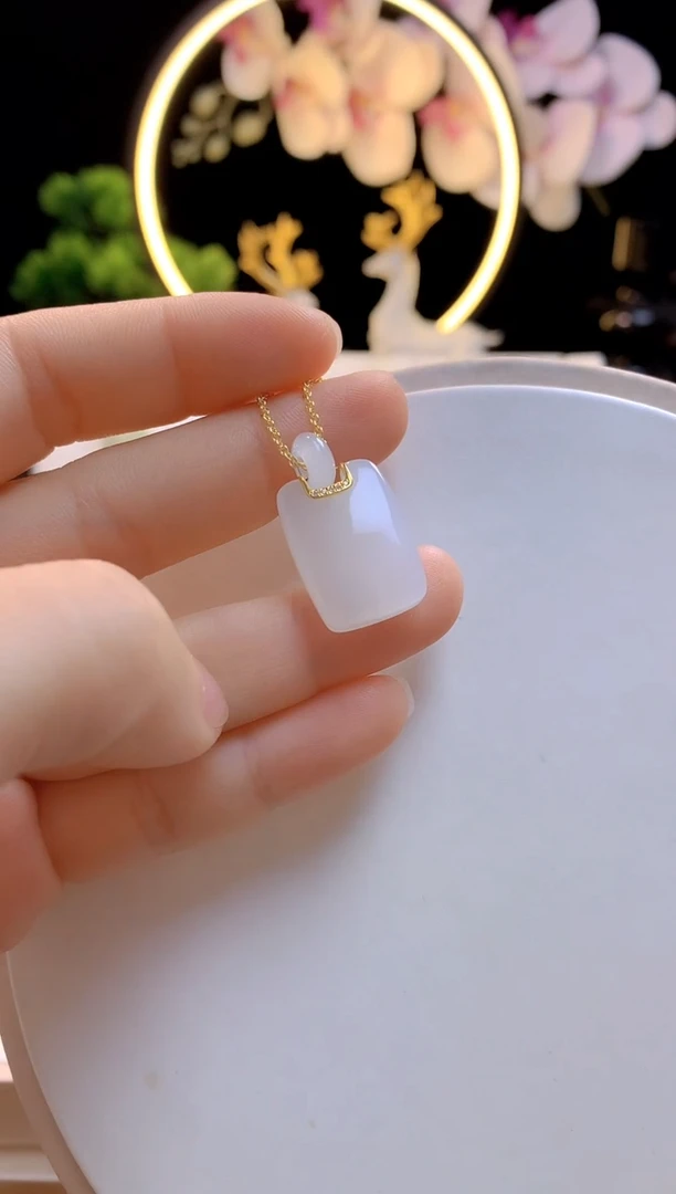 吊坠(赠链)18K金镶嵌和田玉白玉无事牌