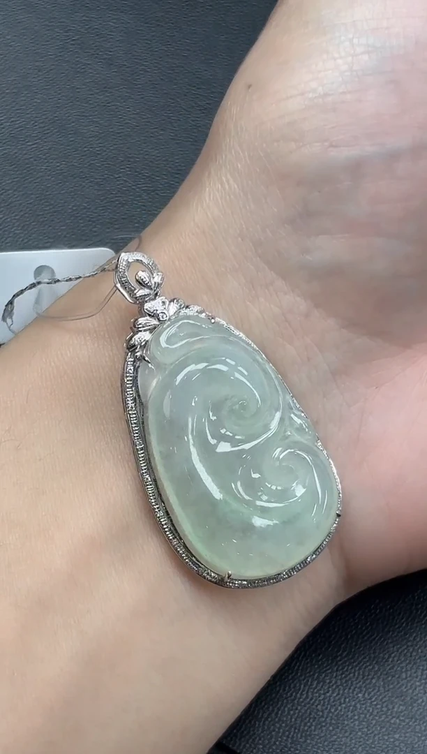 颈饰18K金镶嵌翡翠如意