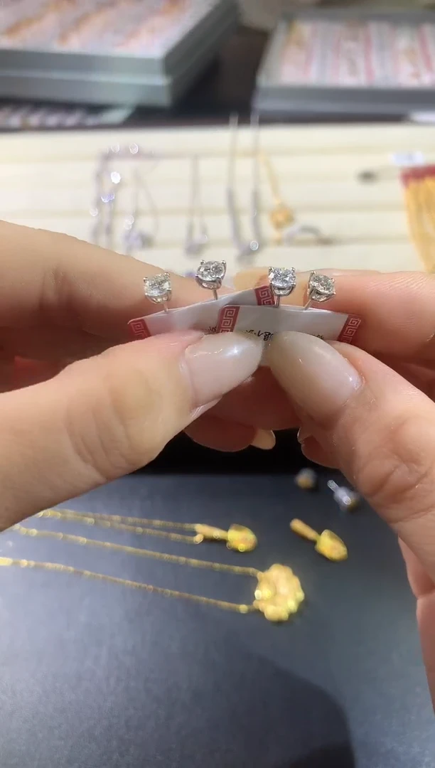 18K金镶嵌耳饰钻石W204|多样性发货一件3980
