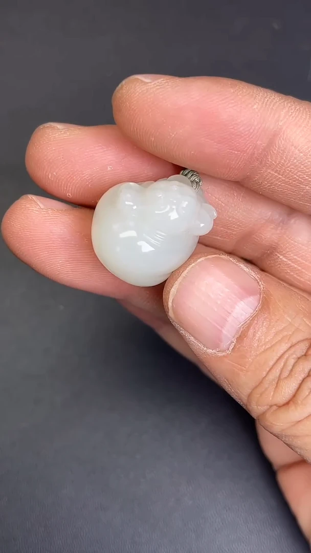 颈饰未镶嵌和田玉705057#和田玉随型精雕发财猪吊坠多人