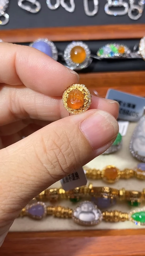 颈饰18K金镶嵌翡翠吊坠