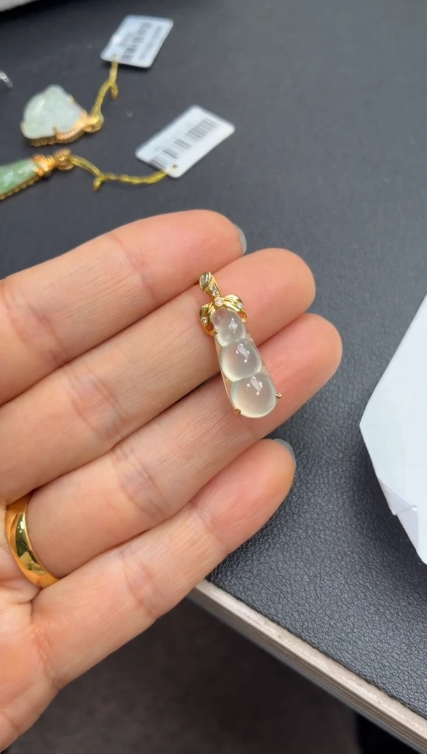 颈饰18K金镶嵌翡翠天然翡翠A货