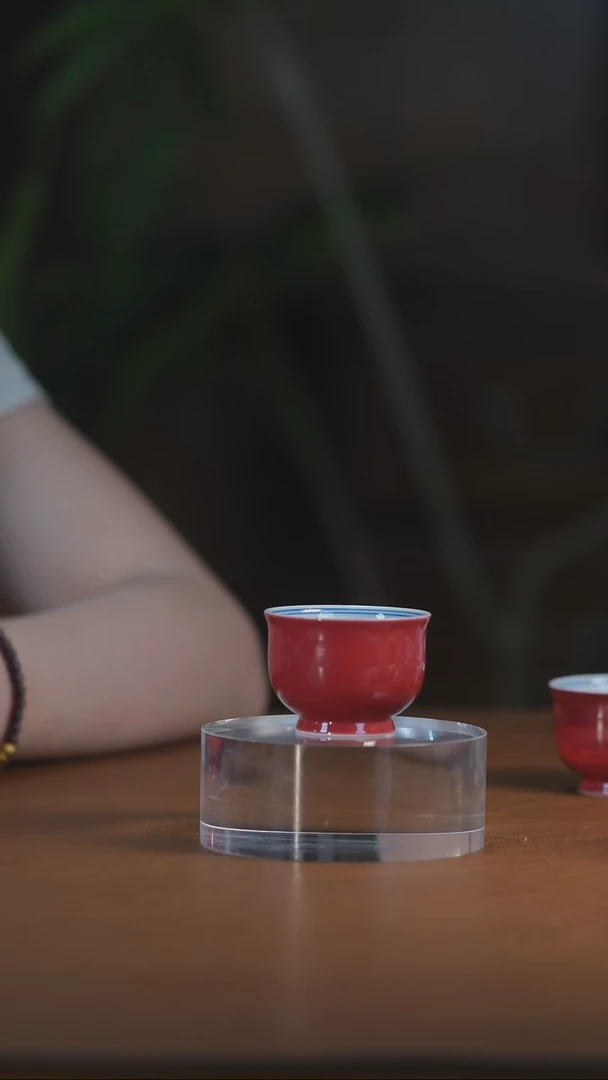 记红内绘蓝花卢士杯