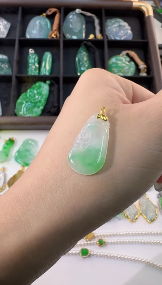 颈饰18K金镶嵌翡翠缅甸A货翡翠