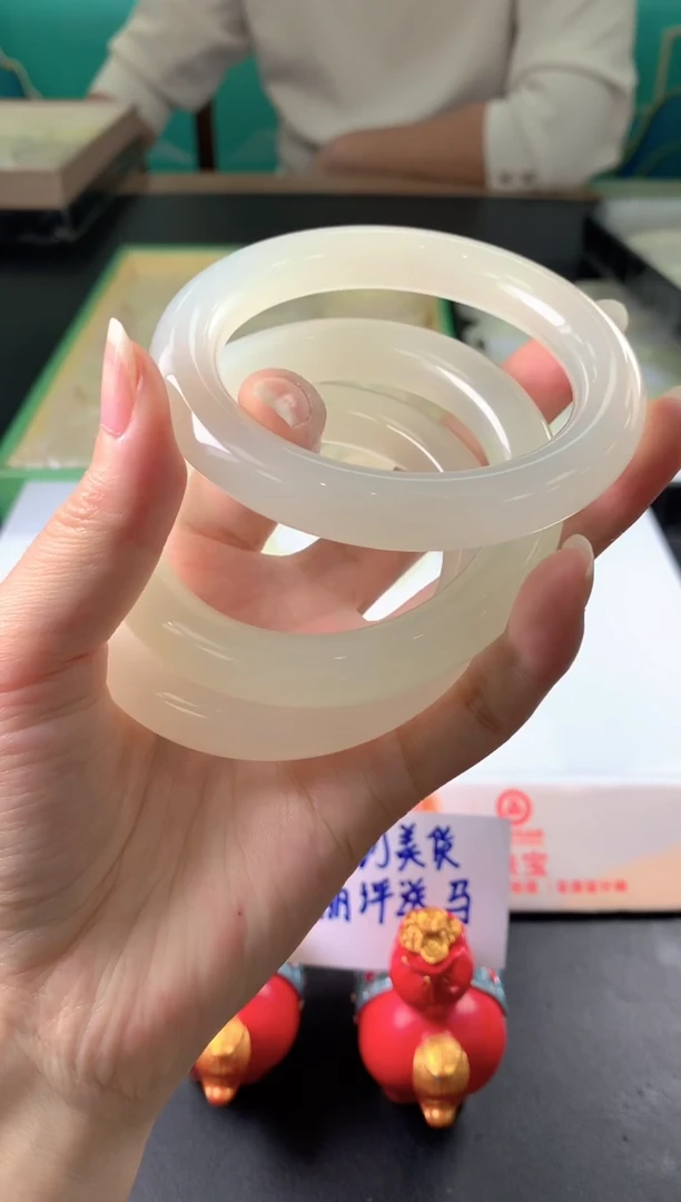 未镶嵌手镯和田玉多样性发一