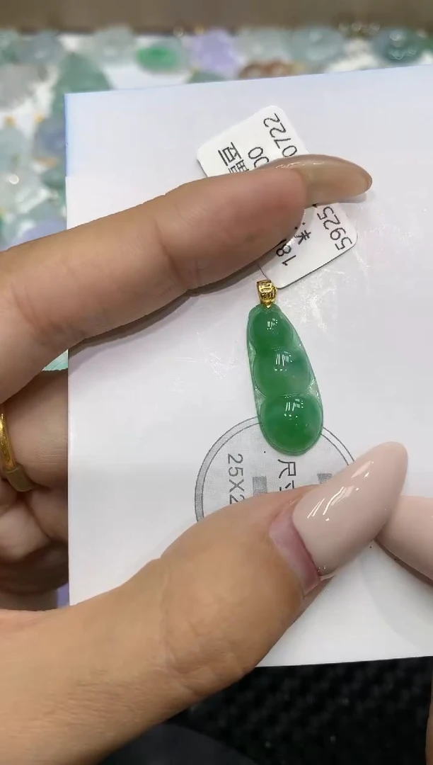 颈饰18K金镶嵌翡翠111111111111