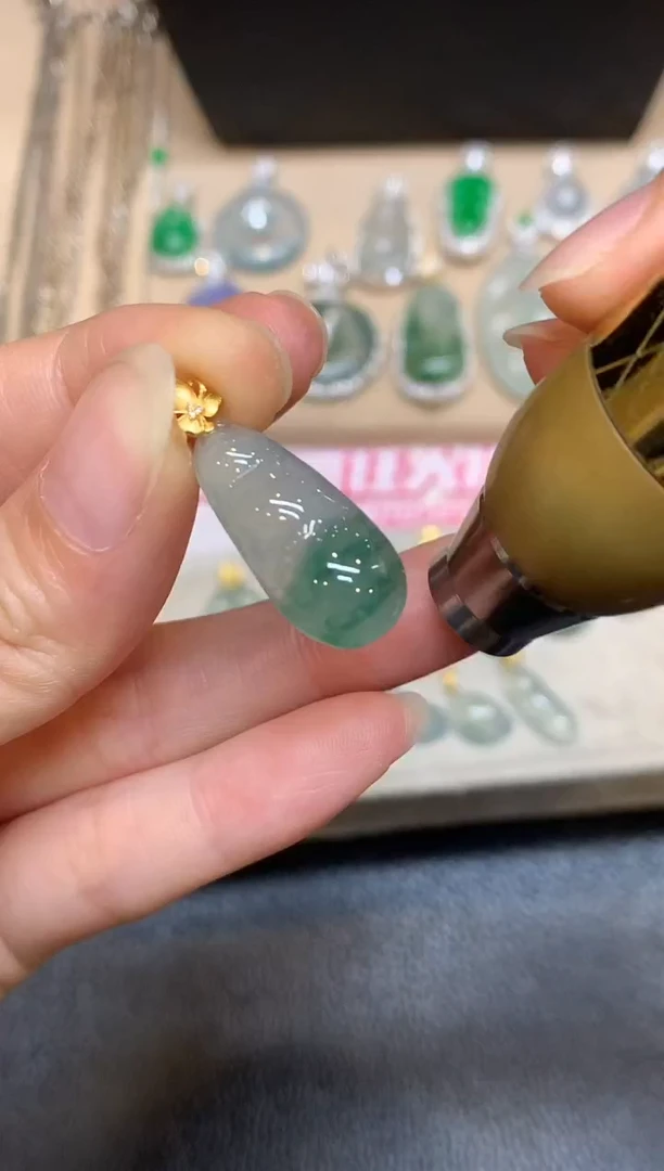 颈饰18K金镶嵌翡翠福豆【无服务费