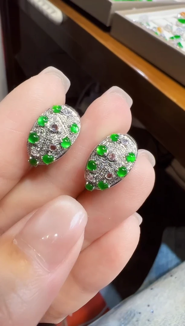 18K金镶嵌翡翠耳饰蛋面