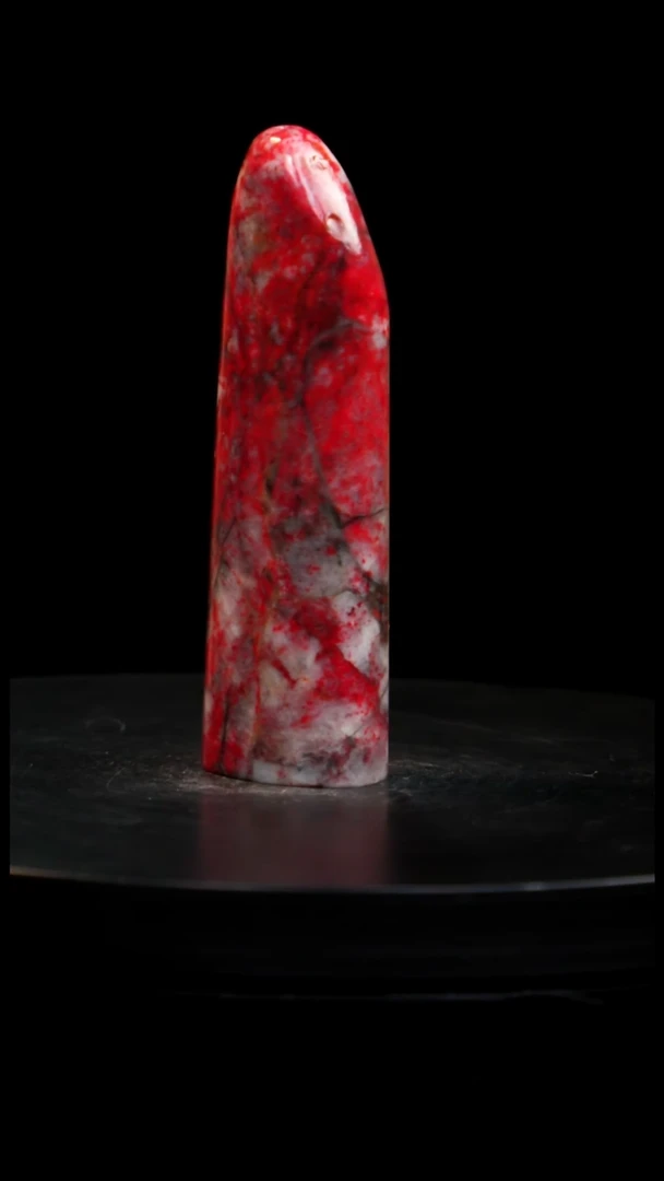 鸡血石牛角鸡血石