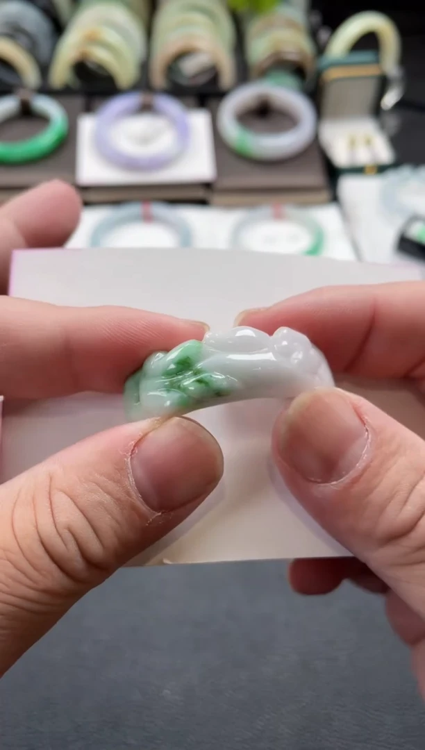 【闪购商品】翡翠颈饰未镶嵌有纹裂