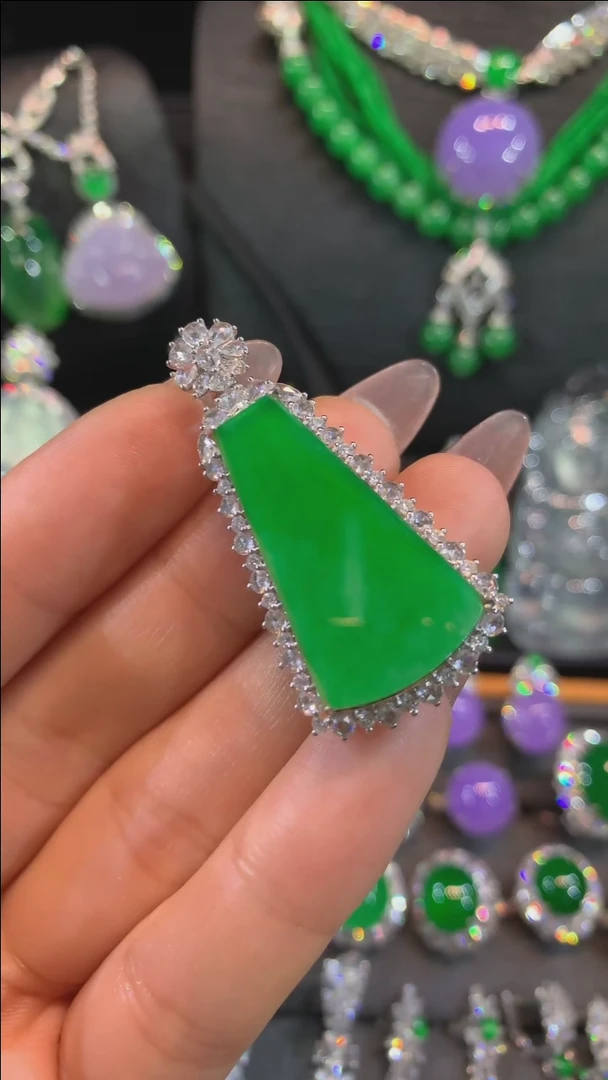 【闪购商品】翡翠吊坠(不含链)18K金镶嵌吊坠