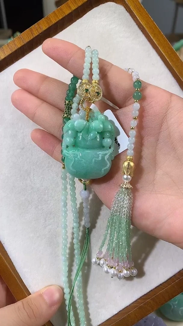 颈饰未镶嵌翡翠吊坠