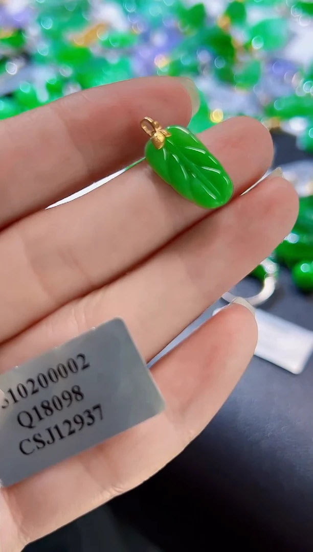 颈饰18K金镶嵌翡翠叶子