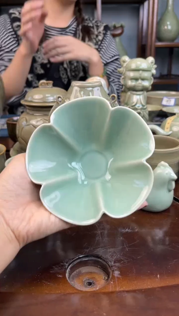 杯青瓷手工花口盏