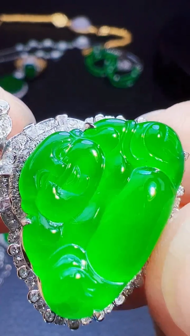 颈饰18K金镶嵌翡翠一***?翡翠