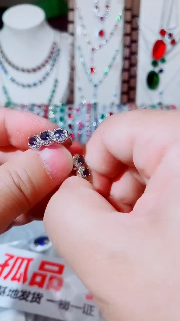 耳饰蓝宝石未镶嵌蓝宝石95