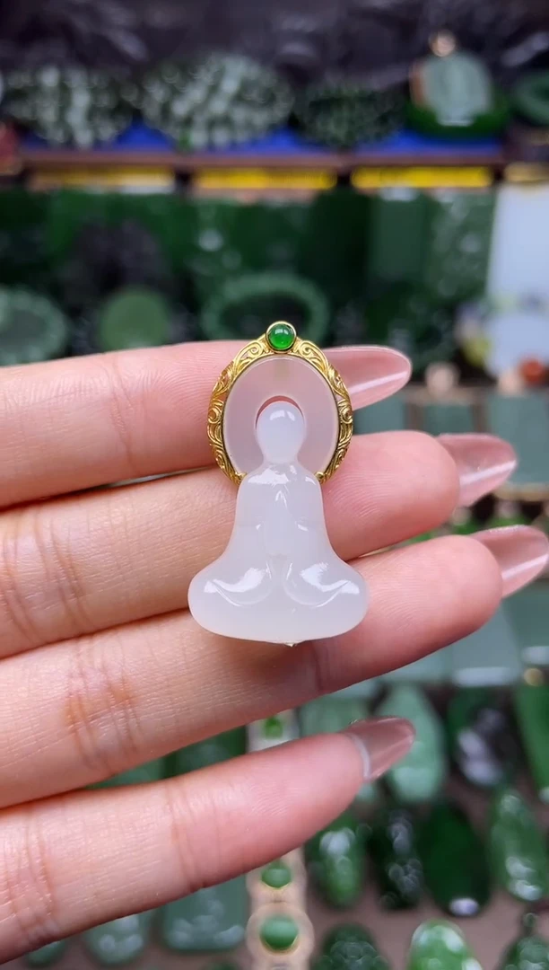 颈饰18K金镶嵌和田玉吊坠