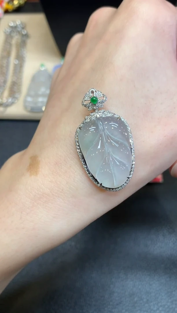 【闪购商品】翡翠颈饰18K金镶嵌叶子【无服务费】