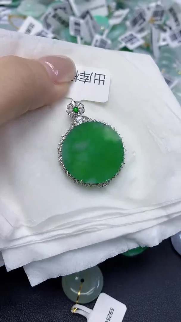 翡翠18K金镶嵌颈饰天然缅甸翡翠A货
