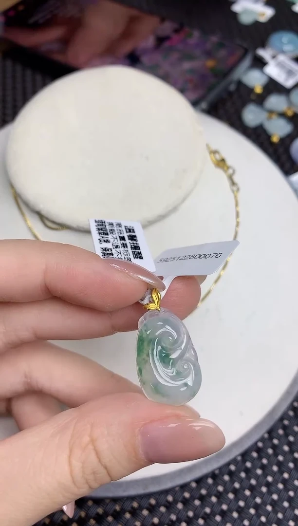 颈饰18K金镶嵌翡翠天然缅甸A货翡翠百元以上9米证书费自理