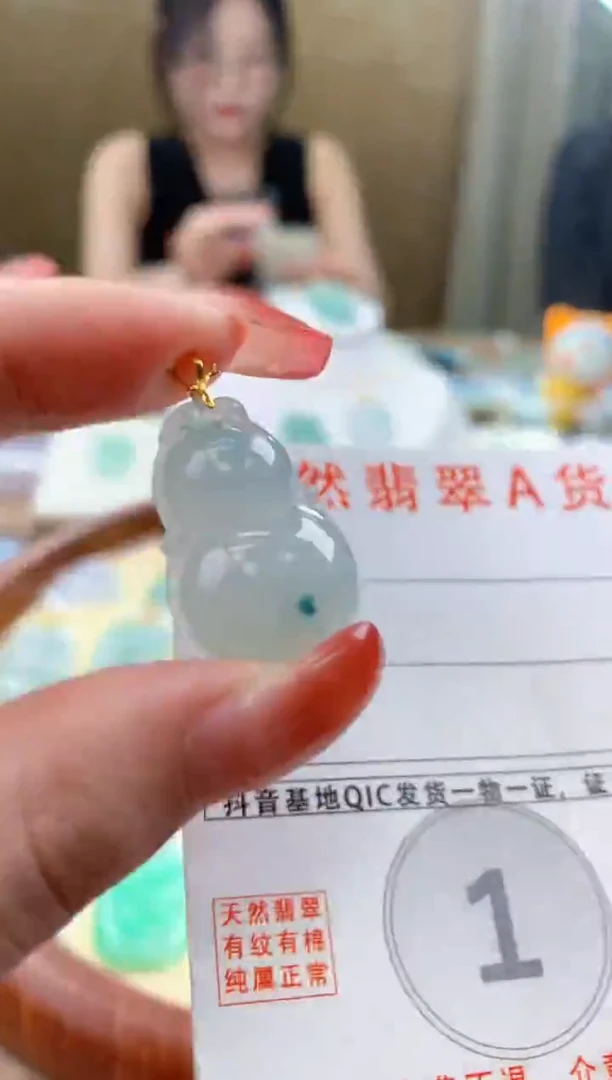 颈饰18K金镶嵌翡翠 天然A货翡翠挂件