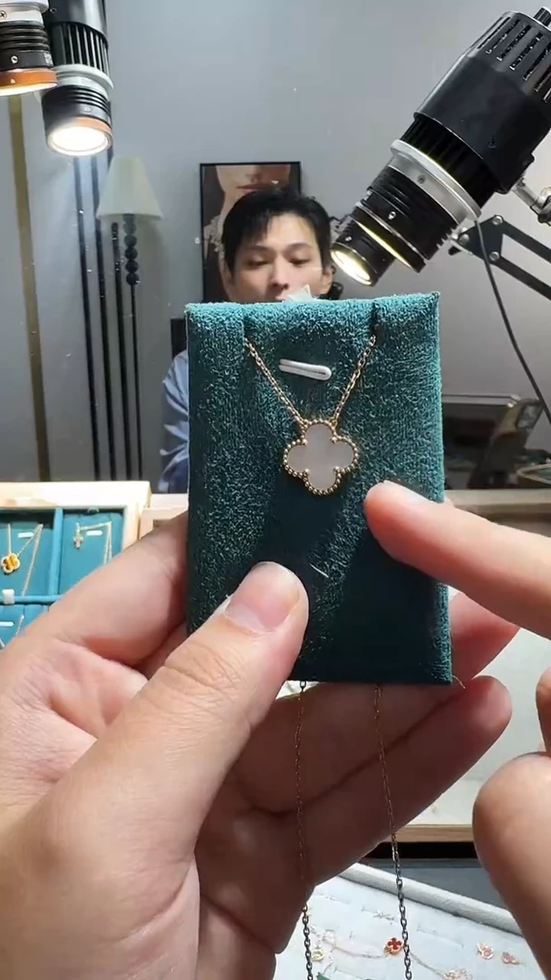 18K金镶嵌贝壳（贝母）套链白色k玫，四叶草套链