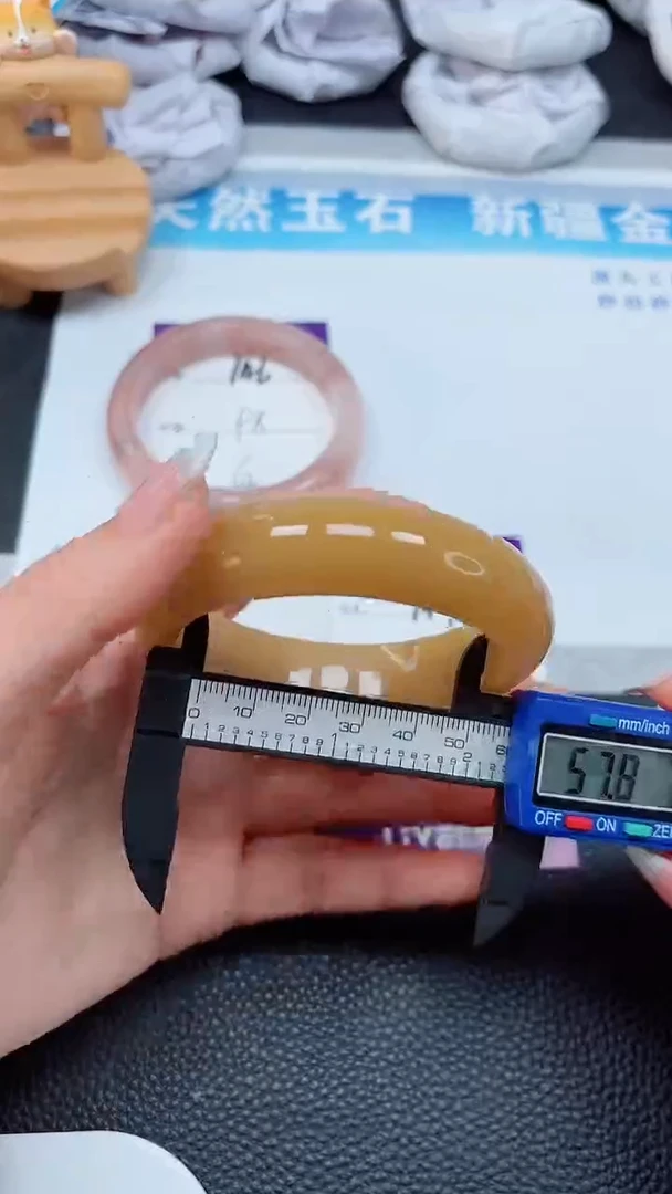 【闪购商品】石英质玉手镯未镶嵌147---57