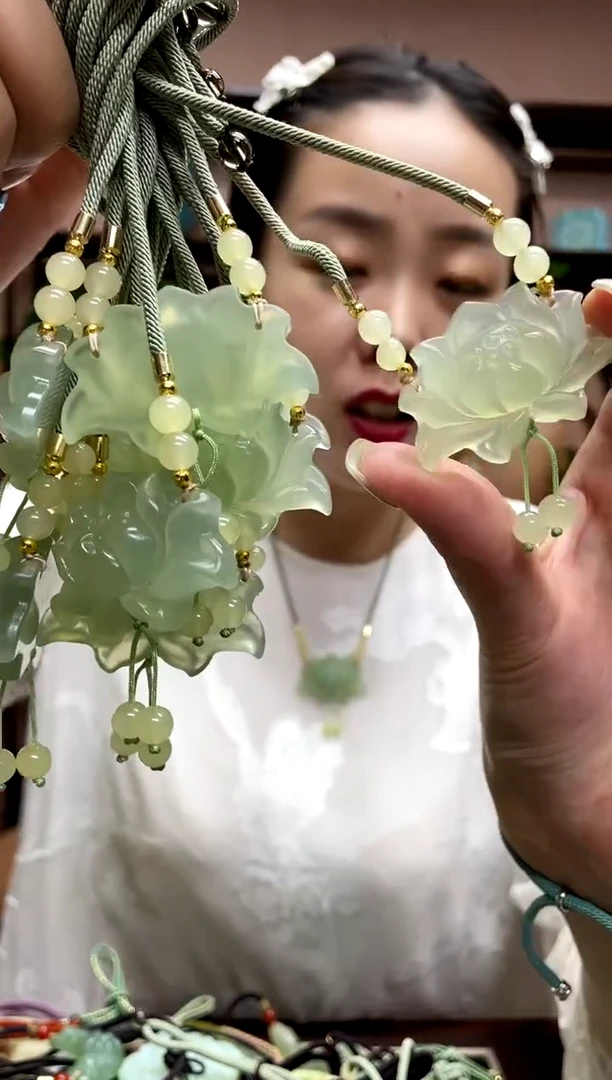 岫玉未镶嵌颈饰多样性发货发其中之一