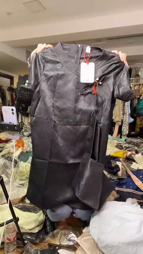 连衣裙       3XL码    135-145斤