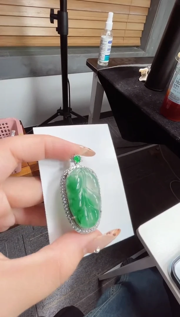 吊坠(赠链)合金石英质玉（非洲翠）11.799叶子