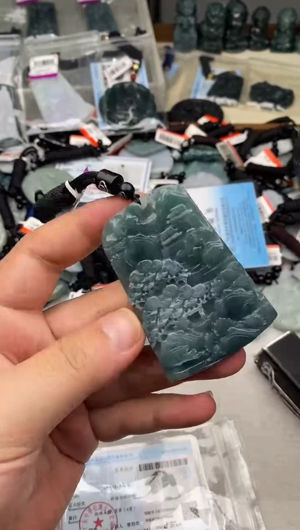 翡翠未镶嵌颈饰 多样性发其一