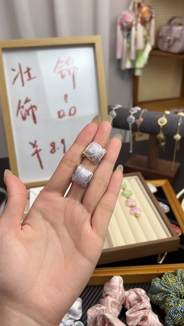 织绣广西非遗壮锦耳钉紫色
