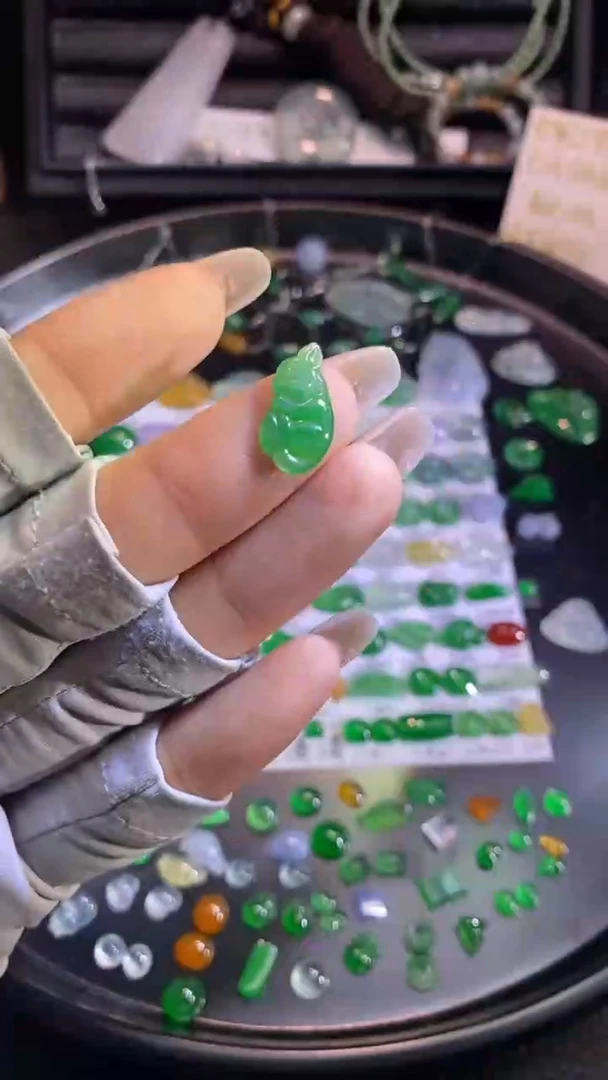 翡翠挂件未镶嵌狐狸