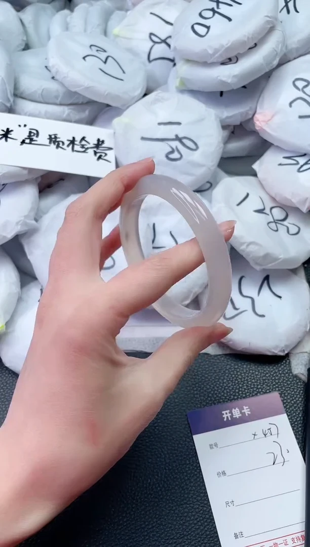 【闪购商品】石英质玉手镯未镶嵌X457