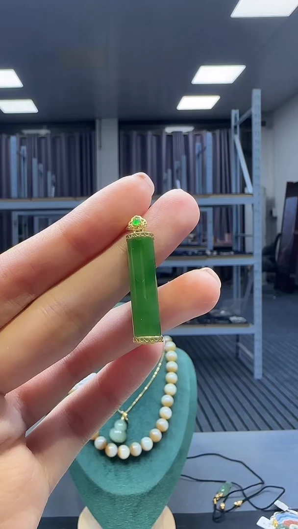 18K金镶嵌和田玉挂件1